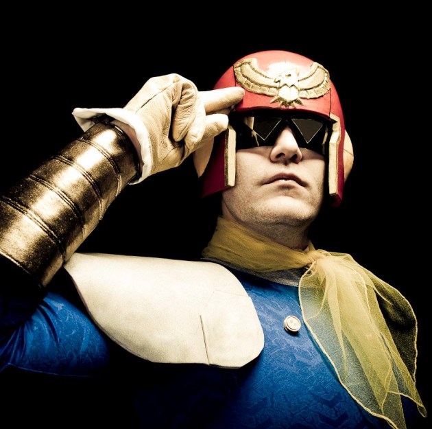 并不是特警判官也不是镭射眼,是Captain Falcon